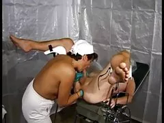 若い母親は彼女との関係を持つために彼女の息子を奨励しています av jk 電マ