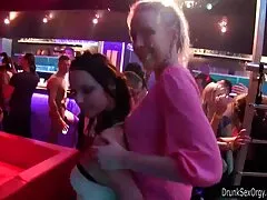 ビッチ、彼の穴に棒を入れて av 巨乳 女子 高生