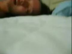 彼のシリコンの恋人の女性を蹴る男 av jk 援交
