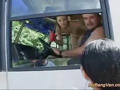 写真付きの車の中の大きなチキン 巨乳 女子 高生 av