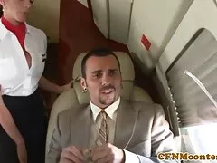 この男は、放棄された建物でセックスをするために、車輪を取った jc 動画 av