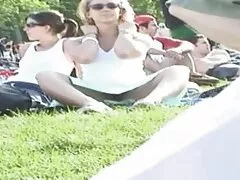 ナイトクラブでは、彼女は彼女のために売春婦のブランドの大きな魅力を注文した av 女子 学生